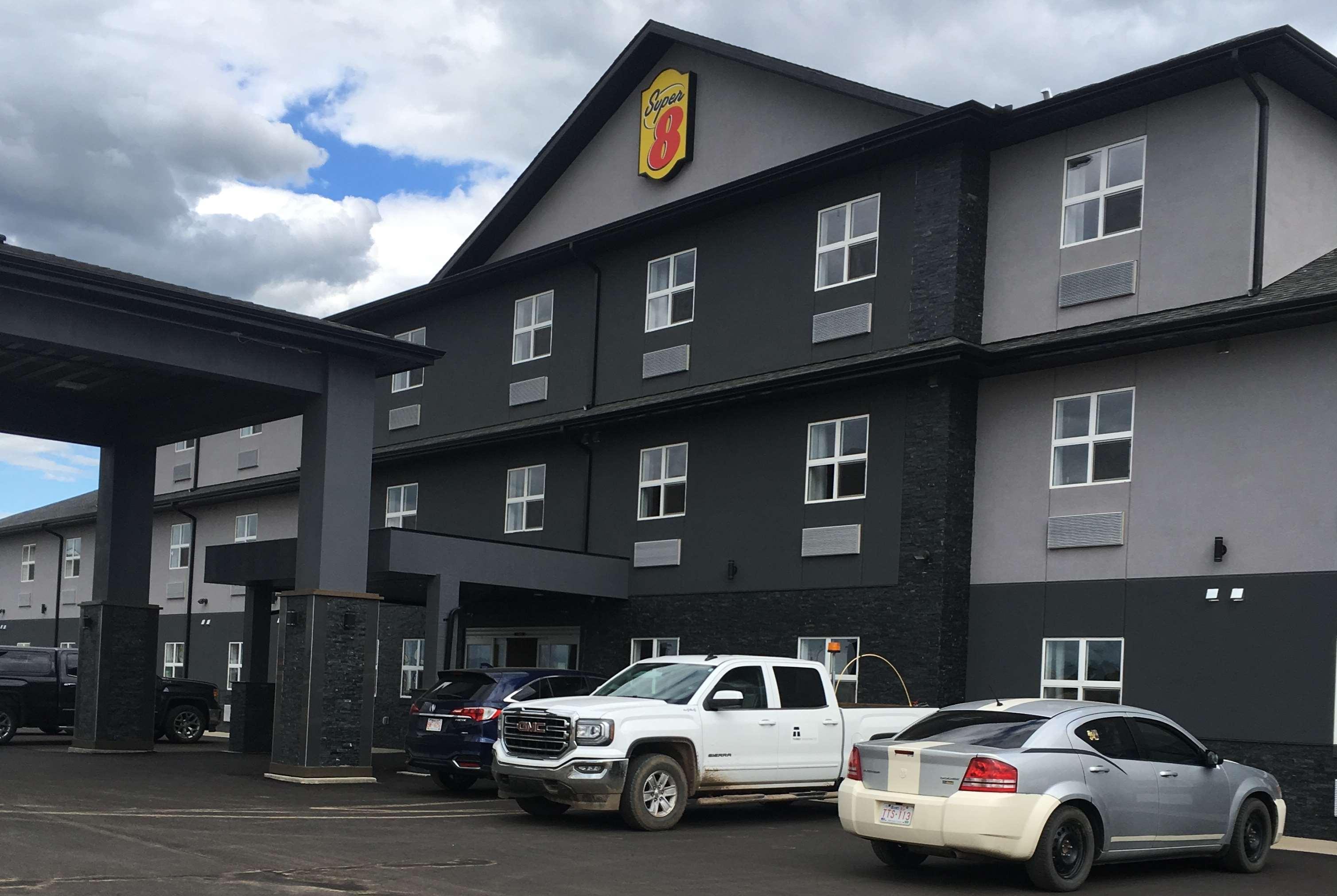 Hotel Super 8 By Wyndham Hardisty Esterno foto